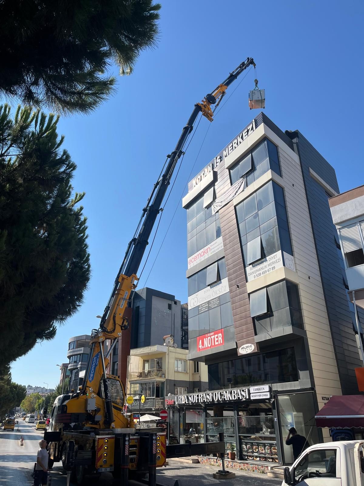 Yolda kalan aracın çekiciye alınması, Kuşadası