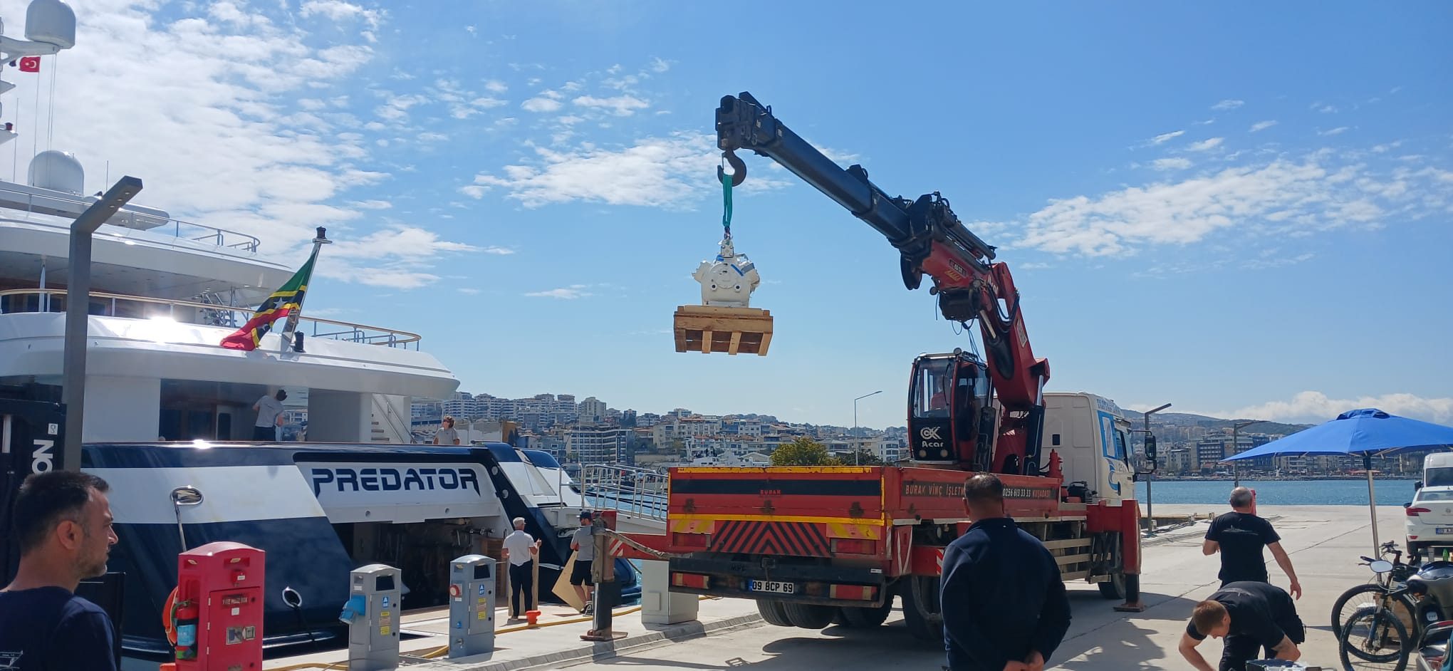 Sahil yolunda oto çekici müdahalesi